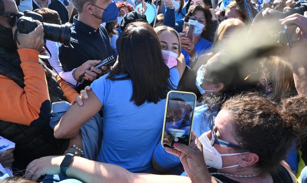 Rocío Flores y Olga Moreno con la 'Marea Azul' / Gtres