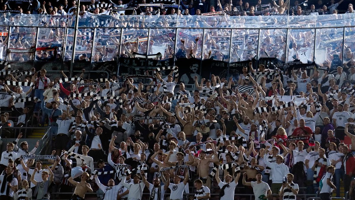 Laporta: “He sentido vergüenza con lo visto en la grada”