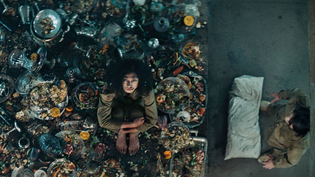 Las 3 teorías que explican el final de El Hoyo, la película más vista de Netflix