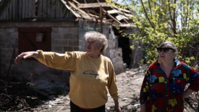 Tatiana Masluk (izquierda) y Liutmila Skripnik, vecinas de Stepnohirsk, junto a un ambulatorio destrozado por un misil ruso.