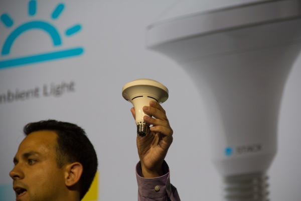 Las bombillas de luz empaquetadas con sensores inteligentes de Stack funcionan de forma autónoma, no se requieren interacciones de aplicaciones