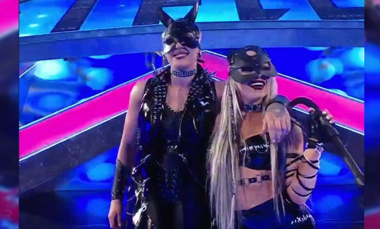 Las estrellas de la WWE muestran sus nuevos disfraces inspirados en Batman y Catwoman