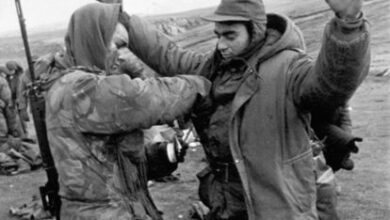 Un soldado británico revisa a un prisionero argentino luego de la rendición de las fuerzas armadas argentinas, el 15 de junio de 1982.