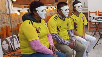 Víctimas de Otoniel ocultan sus caras por miedo a amenazas, en Bogotá, esta semana.