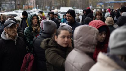 Cola en el centro de acogida de refugiados en Zaporiyia, adonde llegan familias procedentes de Mariupol y del Donbás que escapan de la guerra.