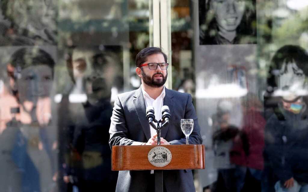 Le lanzan piedra al presidente de Chile... pero no lo alcanzan | Video