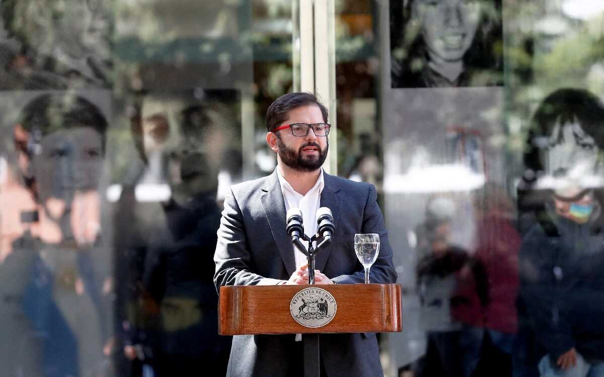 Le lanzan piedra al presidente de Chile... pero no lo alcanzan | Video