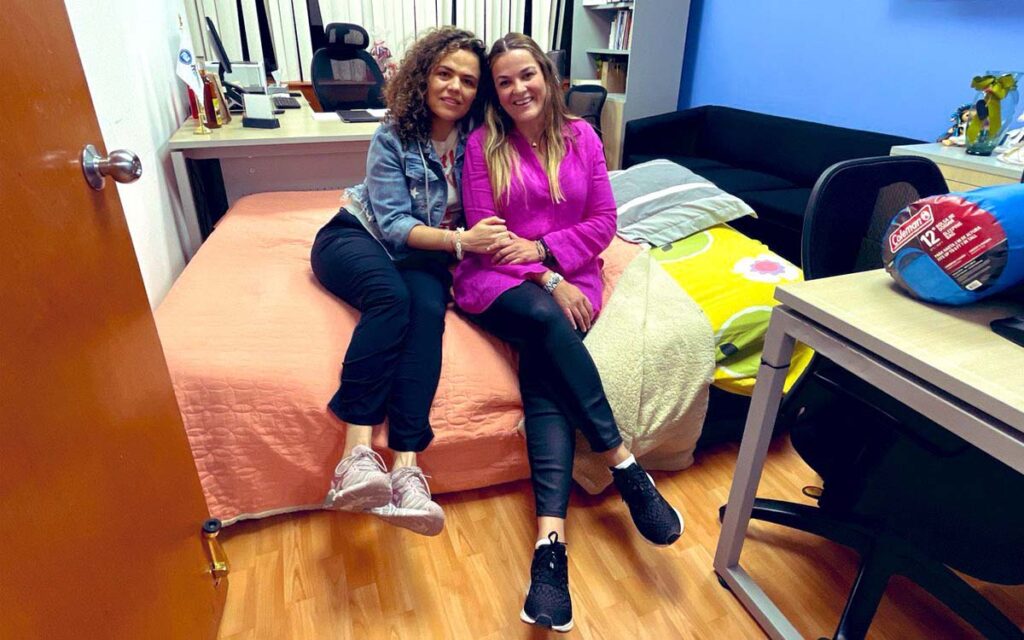 Legisladores de oposición duermen en San Lázaro, en la víspera de la sesión sobre la reforma eléctrica