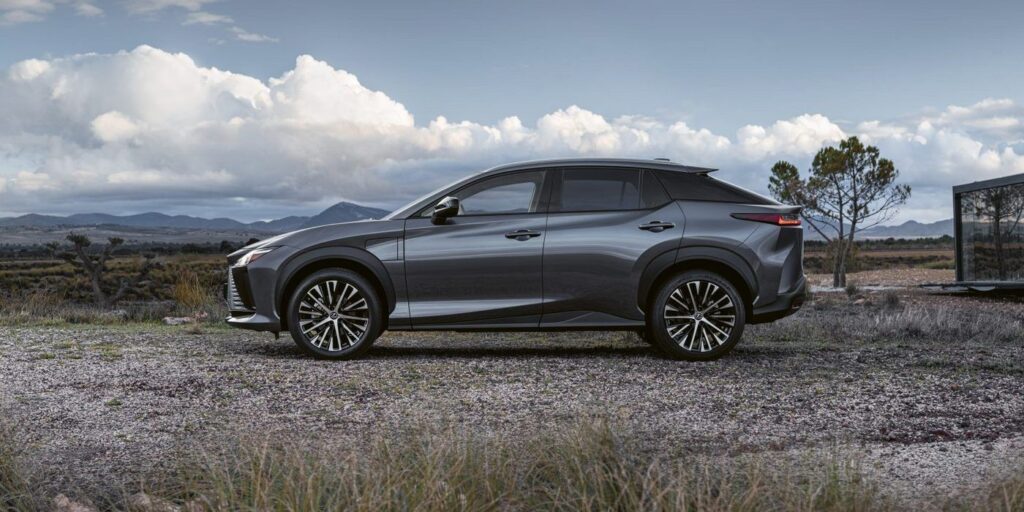 Lexus lanza su primer vehículo eléctrico mundial a batería, el RZ