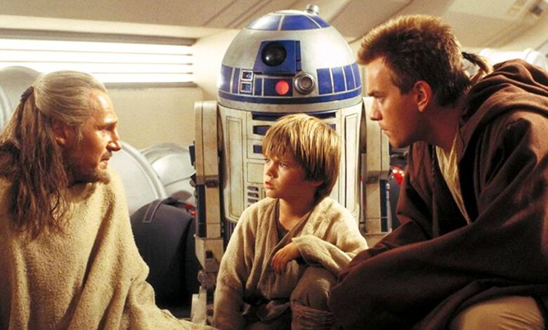 Liam Neeson recuerda a su hijo abrazando a R2-D2 durante The Phantom Menace