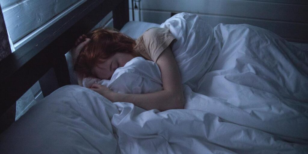 Lo dice la ciencia: estos son los 4 alimentos que debes comer para dormir a pierna suelta