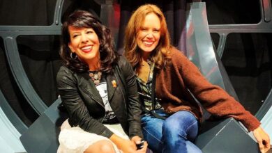 Los actores de The Mandalorian's Frog Lady & Armorer posan con el trono del emperador