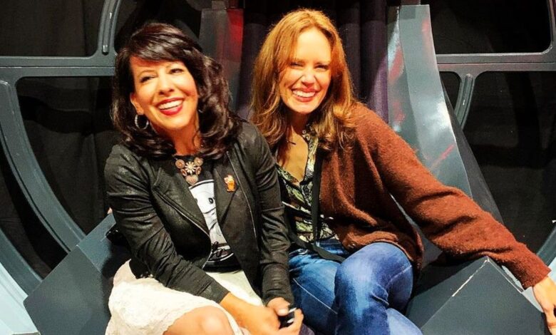 Los actores de The Mandalorian's Frog Lady & Armorer posan con el trono del emperador