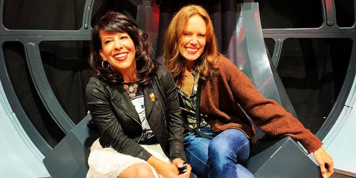 Los actores de The Mandalorian’s Frog Lady & Armorer posan con el trono del emperador