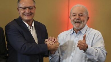 El expresidente Lula este viernes en São Paulo al presentar a Geraldo Alckmin, antiguo gobernador de derechas, como su candidato a vicepresidente.