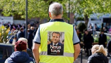 Abril de 2022 durante la visita de campaña de Emanuel Macron a Denain, al norte de Francia, donde le recibieron con los chalecos que los manifestantes contra su Gobierno llevaban en 2018.
