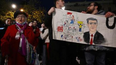 Simpatizantes de Jean-Luc Mélenchon, el domingo en París.