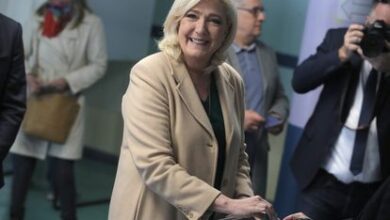 La candidata de extrema derecha Marine Le Pen introduce su voto en la urna en la primera vuelta de las presidenciales francesas de este domingo, en Henin-Beaumont, en el norte de Francia.
