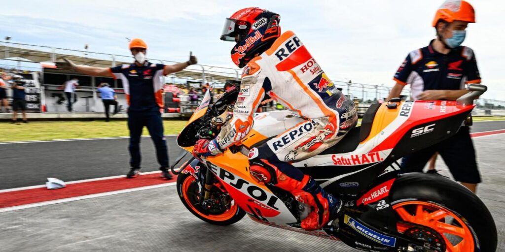 Marc Márquez lidera en un Portimao pasado por agua