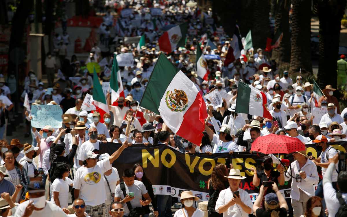 Marchan contra la revocación de AMLO con el lema 'terminas y te vas'