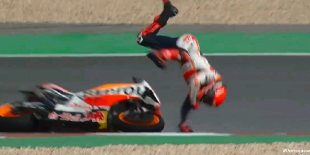 Márquez se golpea la cabeza en una caída en los terceros libres de Portimao