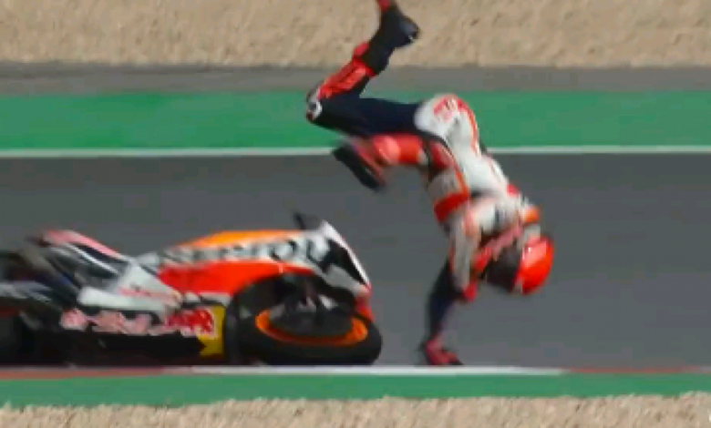 Márquez se golpea la cabeza en una caída en los terceros libres de Portimao