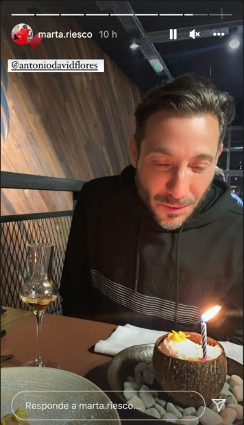 Antonio David soplando las velas / Instagram