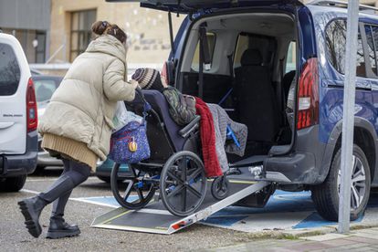 Una madre ayuda a un menor con discapacidad en Valladolid, en 2021.