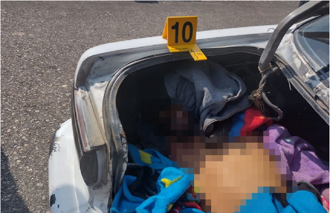 Matan a 5 hombres, abandonan cuerpos dentro de un taxi, fueron decapitados y ejecutados a balazos