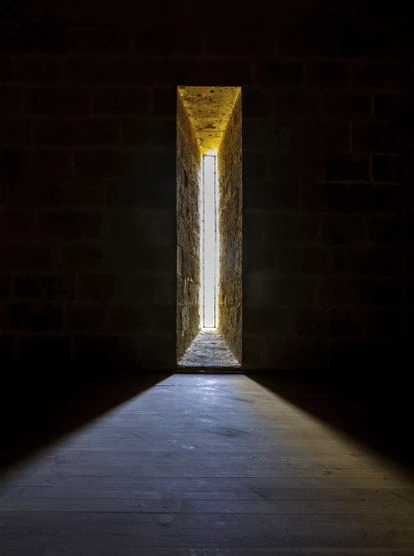 Una vista en penumbra de una estancia de la catedral de Segovia.