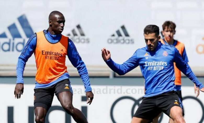 Mendy, con el grupo antes de viajar a Manchester