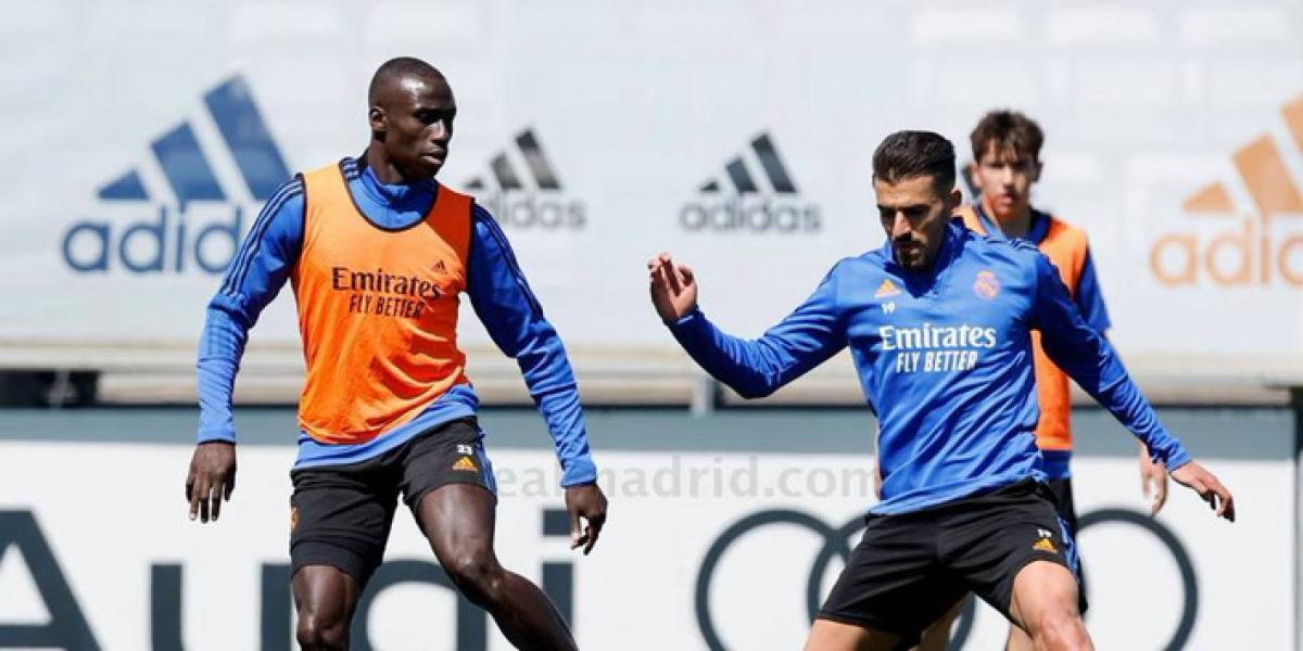 Mendy, con el grupo antes de viajar a Manchester