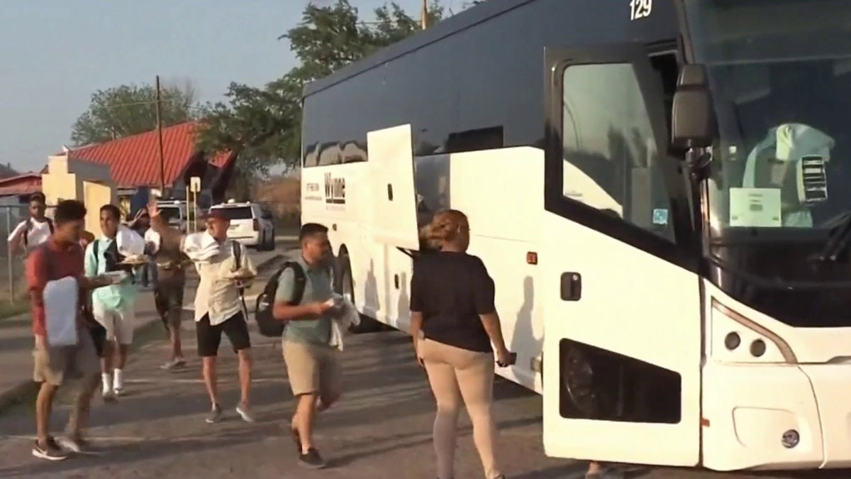 Migrantes que Texas envió a Washington D.C. se desplazan a otras ciudades