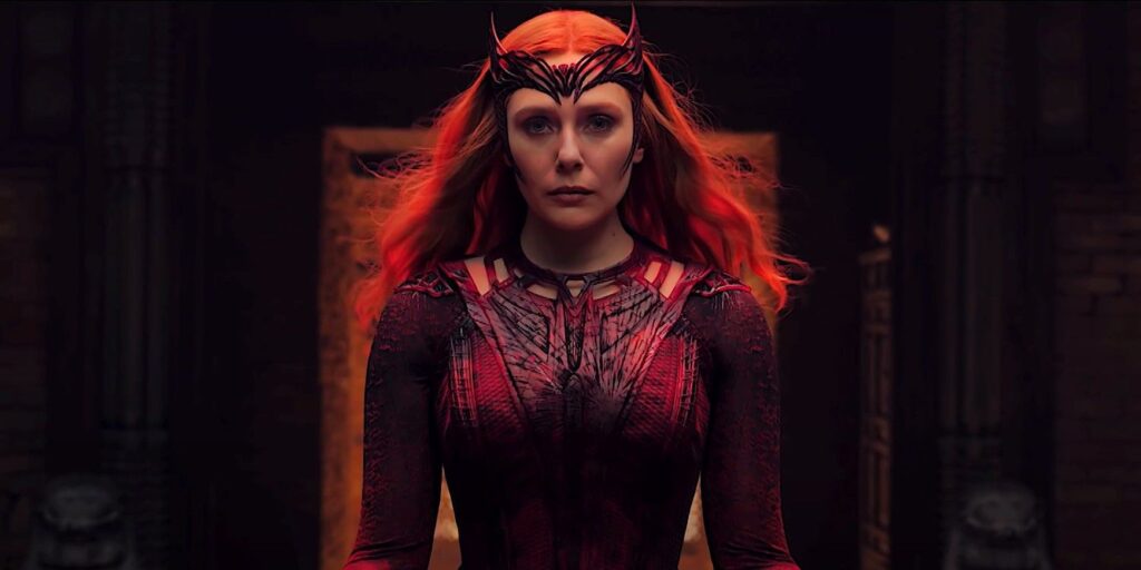 Mira a Elizabeth Olsen repartir carteles firmados de Doctor Strange 2 a los fans