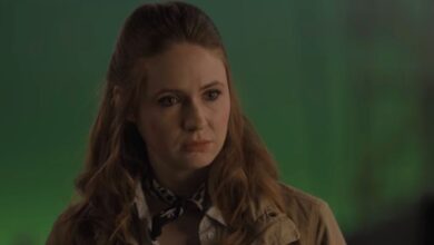 Mira a Karen Gillan Miss The Bubble Director llamando a la acción en el set