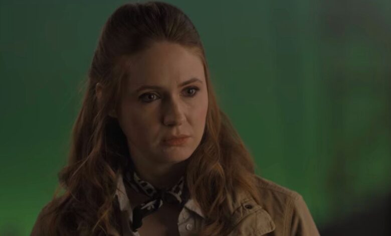Mira a Karen Gillan Miss The Bubble Director llamando a la acción en el set