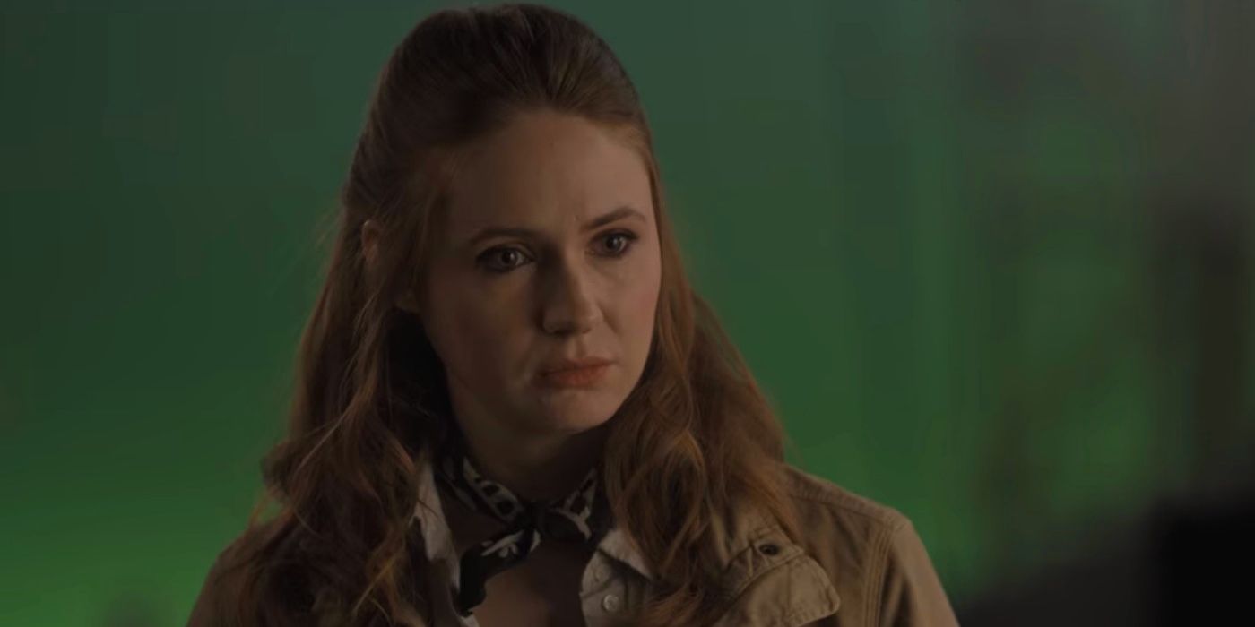 Mira a Karen Gillan Miss The Bubble Director llamando a la acción en el set