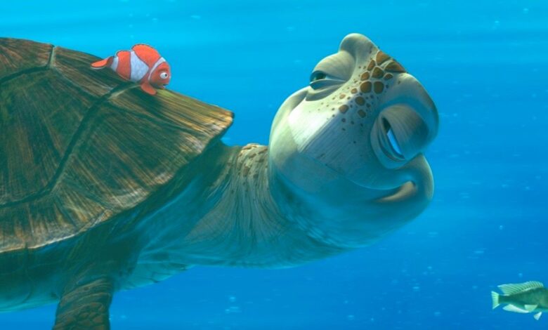 Mira a un fan de Buscando a Nemo decirle a Crush que su comida favorita es la sopa de tortuga en Disneyland