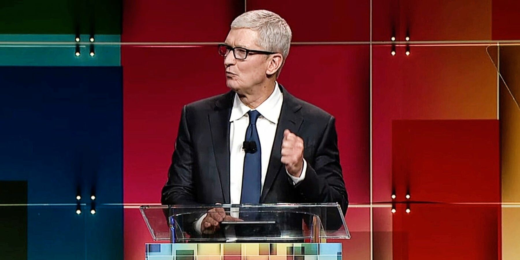 Mire el último intento de Tim Cook para justificar la no carga lateral en el iPhone