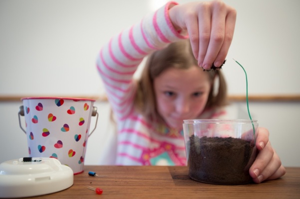 MudWatt permite a los niños construir baterías que funcionan con barro