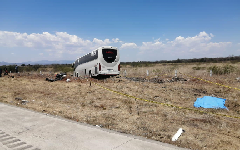 Mueren dos mujeres en accidente sobre Libramiento Palmillas-Apaseo, chocan camión de pasajeros y trailers