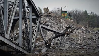 Militares ucranios en el puente que conecta por tren Irpin con Kiev y que fue bombardeado durante la batalla en esta localidad entre rusos y ucranios.