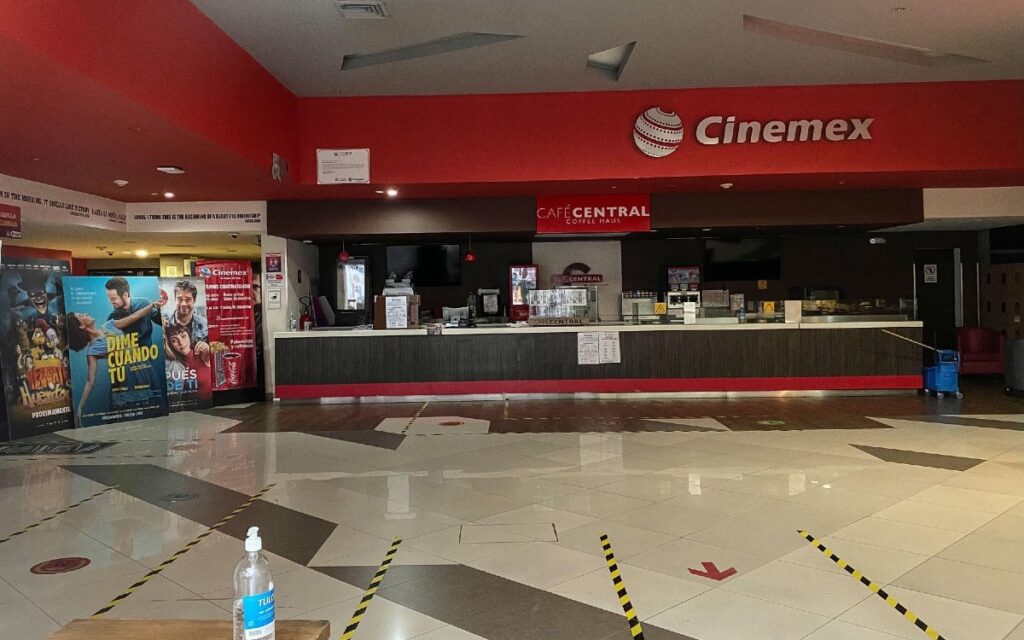 Mujer trans denuncia transfobia en Cinemex; fue un malentendido, responde la empresa