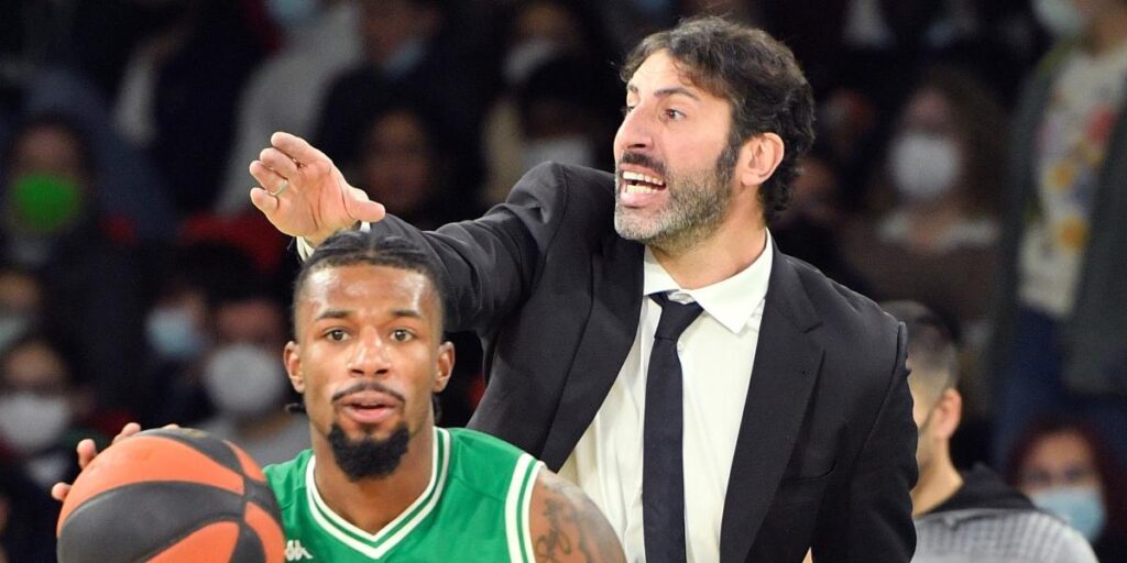 Mumbrú desvela que ni él ni ningún jugador tienen contrato el año próximo