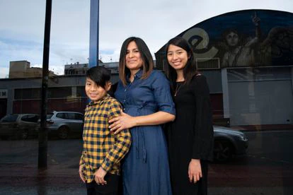 Susana Llanos, una de las primeras diagnosticadas en Murcia con la enfermedad de Chagas, con sus dos hijos en el barrio de San Andrés de la capital de esta región.