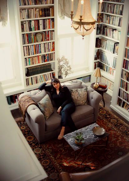 La autora de 'Memorial Drive', en la biblioteca de su residencia de Evanston, en el estado de Illinois.