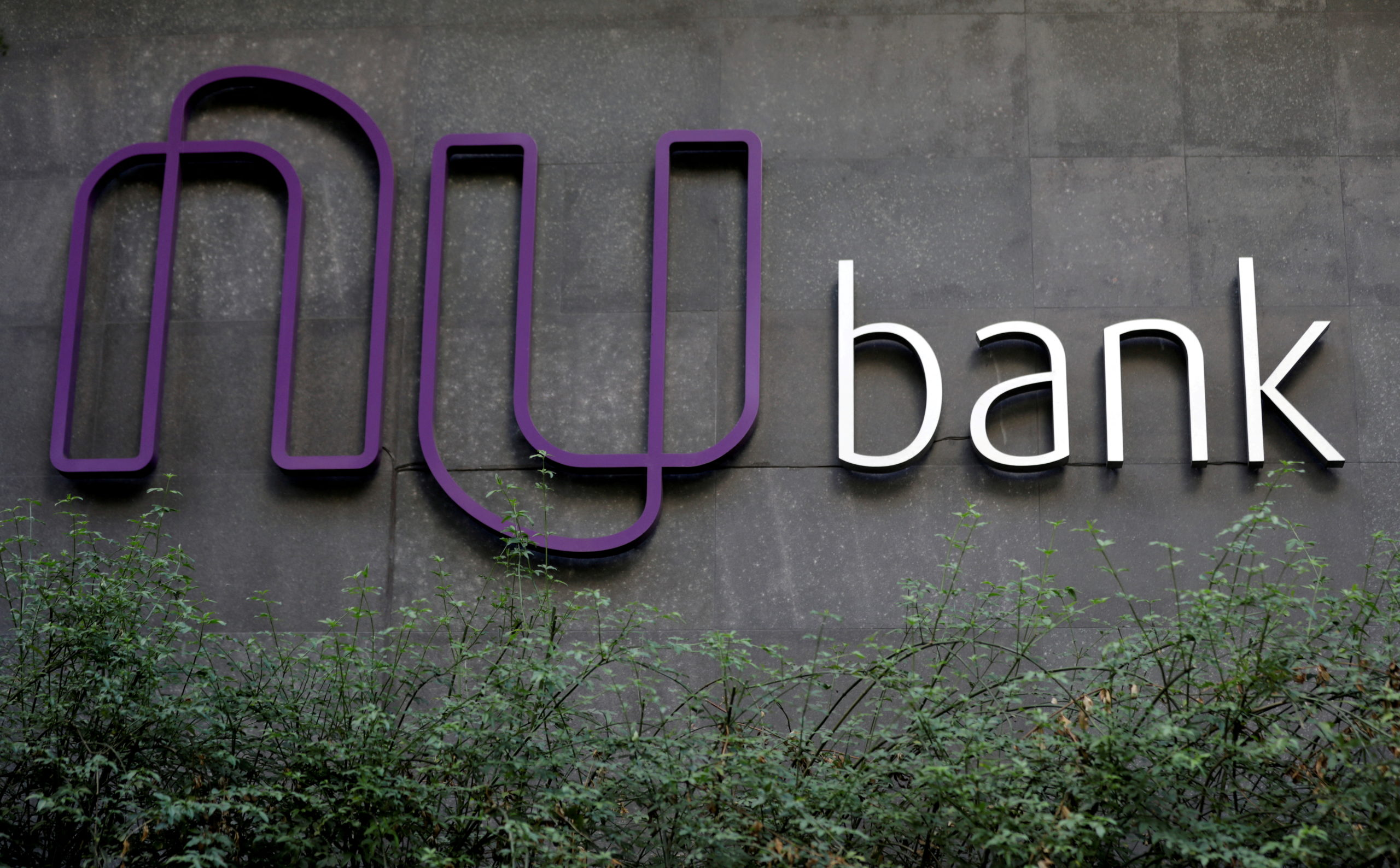 Nubank, de la mano de Warren Buffett, obtiene crédito para expandirse en México y Colombia