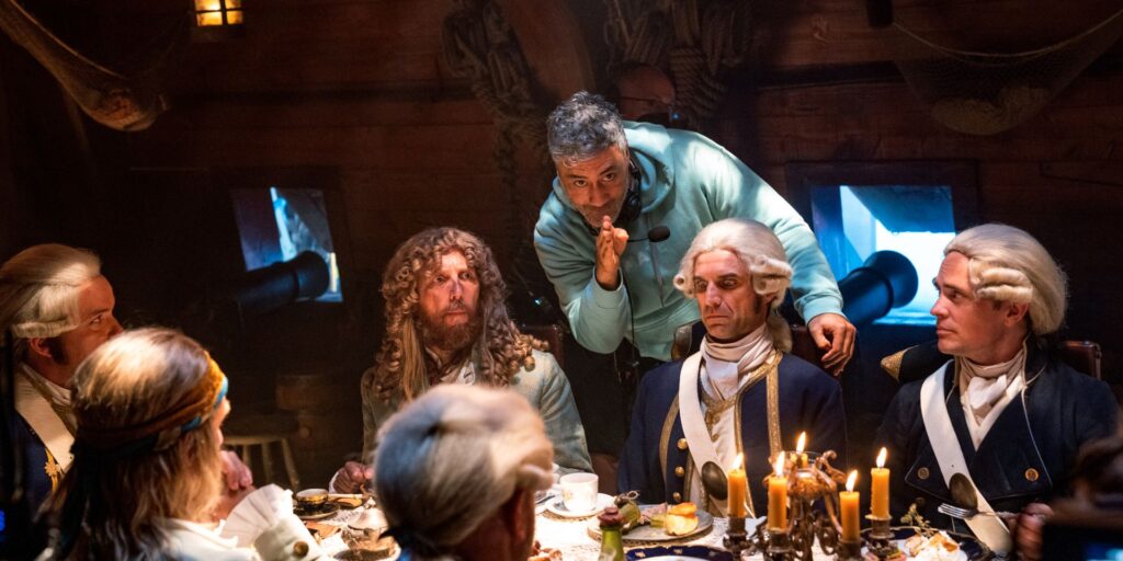 Nuestra bandera significa muerte Las imágenes de BTS muestran a Taika Waititi dirigiendo el episodio 1