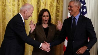 Joe Biden da la mano a Barack Obama bajo la mirada de Kamala Harris.