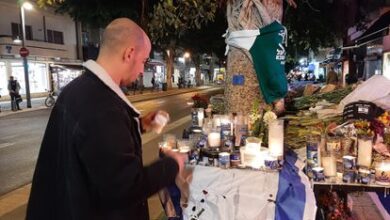 Yoav enciende una vela en la terraza del bar Ilka en Tel Aviv, donde perdió la vida el 7 de abril su amigo Eytam Magini. / J. C. S.